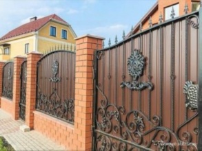 Кирпичный забор с ковкой  150 метров фото в Юбилейном