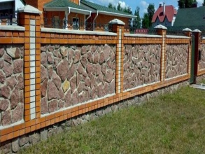 Кирпичный забор с камнем 12 метров фото в Юбилейном