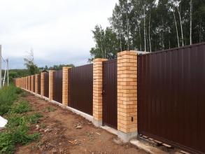 Кирпичный забор на ленточном фундаменте 12 метров фото в Юбилейном