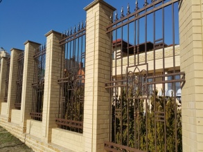 Кирпичный забор с ковкой  10 метров фото в Юбилейном