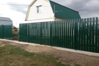 Забор из евроштакетника на ленточном фундаменте 70 метров фото в Юбилейном